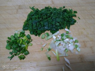 香椿炒小米,葱、蒜苗、香椿切碎。