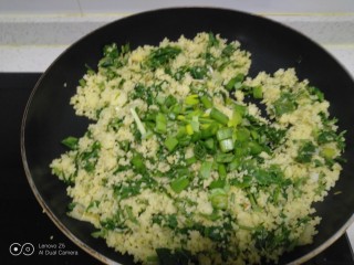 香椿炒小米,加入小葱和蒜苗叶。