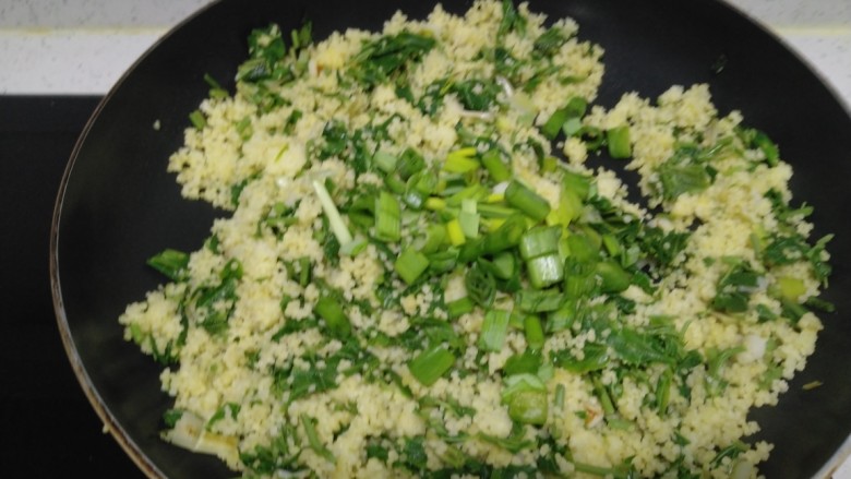 香椿炒小米,加入小葱和蒜苗叶。