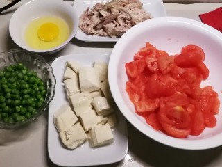 番茄鸡蓉烩豆腐,番茄切小块  豆腐切块  豌豆煮熟  鸡肉切碎  鸡蛋打散