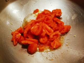 番茄鸡蓉烩豆腐,鸡蛋炒熟后直接放入番茄翻炒