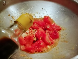 番茄鸡蓉烩豆腐,放入生抽和耗油翻炒