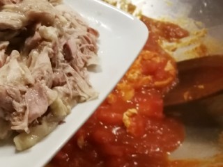 番茄鸡蓉烩豆腐,放入鸡肉  翻炒入味  让鸡肉与锅中食物充分融合