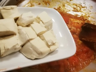 番茄鸡蓉烩豆腐,放入豆腐  转中小火慢慢烩制入味