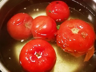 番茄鸡蓉烩豆腐,开水汆烫番茄  易于剥皮