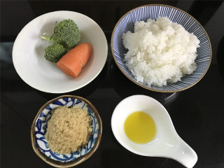 西兰花肉松饭团,准备好材料，剩米饭1碗，西兰花2小朵，胡萝卜1小段，肉松适量，亚麻籽油适量。