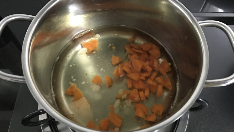 西兰花肉松饭团,胡萝卜也焯下水。