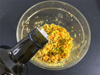 西兰花肉松饭团,最后加入少许盐调味后再加入适量亚麻籽油拌匀即可。