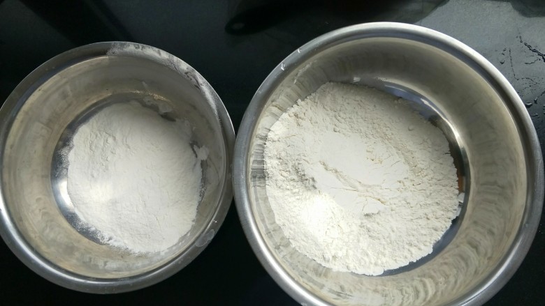 机器猫豆沙包,面粉分成两份，一份150克，一份50克。干酵母对应的是1.5克和0.5克。