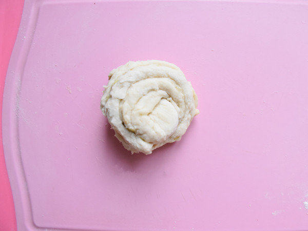 葱香家常烙饼,把切开的面轻轻拽成长条形卷成螺旋面团；