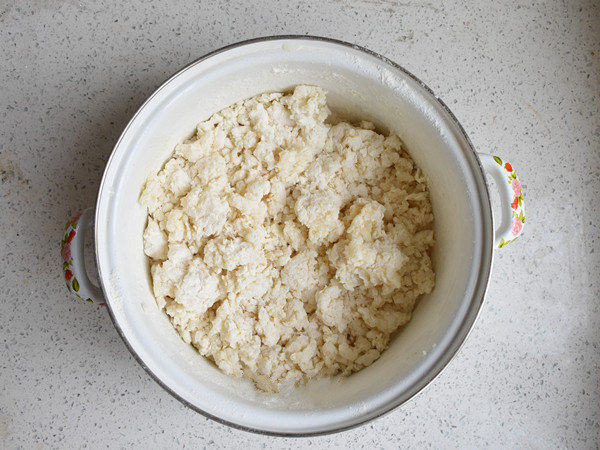 葱香家常烙饼,面粉边倒水边用筷子把面粉搅成团，醒十五分左右；