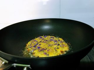 藤萝花饼，吃下整个春天,一勺拌好的面糊放入，全程小火，煎的过程当中时不时的摇动一下锅，让面糊受热均匀。