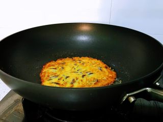 藤萝花饼，吃下整个春天,底部金黄后翻面，用同样的方法煎另一面至金黄时就可以出锅了。