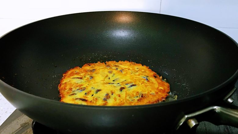 藤萝花饼，吃下整个春天,底部金黄后翻面，用同样的方法煎另一面至金黄时就可以出锅了。