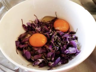 藤萝花饼，吃下整个春天,沥干藤萝花的水分，放入碗里，打入两个鸡蛋，。