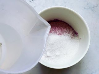 豆乳雪糕,接着将30克紫薯燕麦豆浆粉和20克细砂糖用100ml开水冲兑，然后依次把其它3种豆浆粉冲兑好。