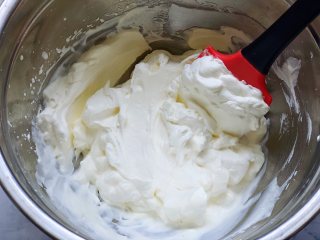 豆乳雪糕,待豆浆凉透后开始打发淡奶油，打至7分发即可。