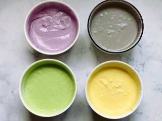 豆乳雪糕,接着将4种口味的豆浆奶糊分别过筛一遍，呈细腻的状态即可。