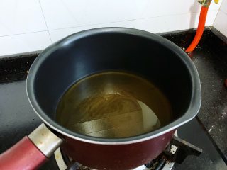 自制黑芝麻丸,将蜂蜜倒入奶锅里，中小火加热，熬煮一下去除微生物和部分水分。