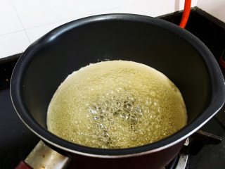 自制黑芝麻丸,熬煮的时候，很快会出现很多泡沫，用勺子不时的搅动一下，以防溢锅。