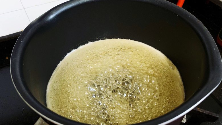 自制黑芝麻丸,熬煮的时候，很快会出现很多泡沫，用勺子不时的搅动一下，以防溢锅。