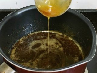 自制黑芝麻丸,熬煮10分钟左右的时间，用勺子舀一勺蜂蜜往下倒，呈直线型滴落即可。