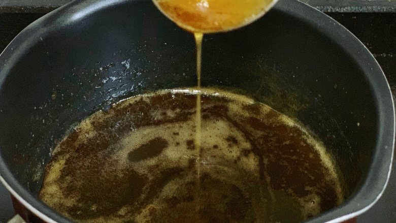 自制黑芝麻丸,熬煮10分钟左右的时间，用勺子舀一勺蜂蜜往下倒，呈直线型滴落即可。
