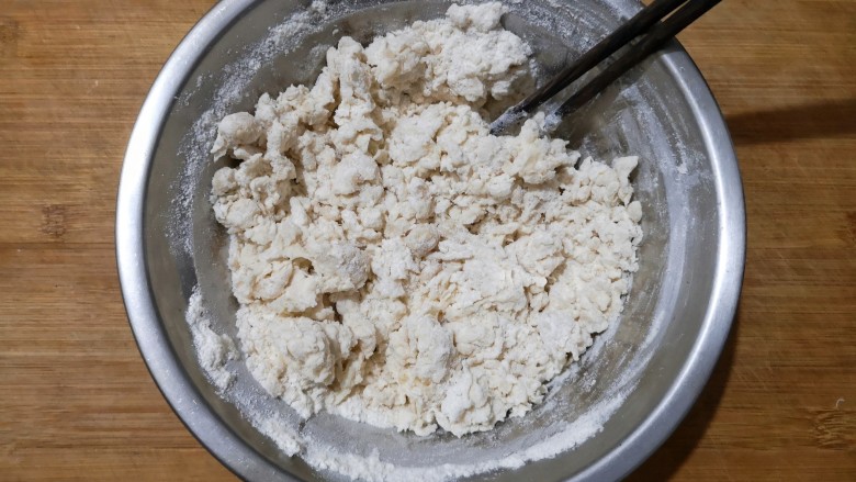 霜糖油条,用筷子搅拌成雪花状。