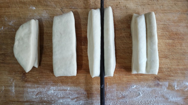 霜糖油条,将两个长条叠起，用筷子在中间向下压出一道印。