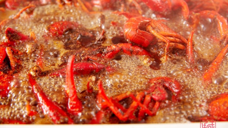 奉上这份经典，十三香小龙虾,煮沸后，不必盖上盖子，等待收汁即可。