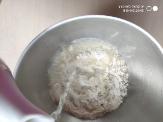 糙米窝头(原味&枣香),倒入开水，开水的量根据其糙米粉的干湿度酌情增减。我的粉比较干，加了380克水软硬度正好。