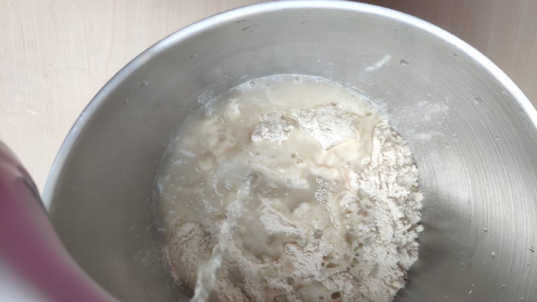 糙米窝头(原味&枣香),倒入开水，开水的量根据其糙米粉的干湿度酌情增减。我的粉比较干，加了380克水软硬度正好。