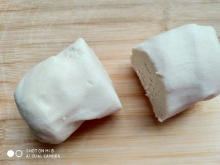 糙米窝头(原味&枣香),揉匀后的粉团分成两份，一份做原味，一份添加红枣。