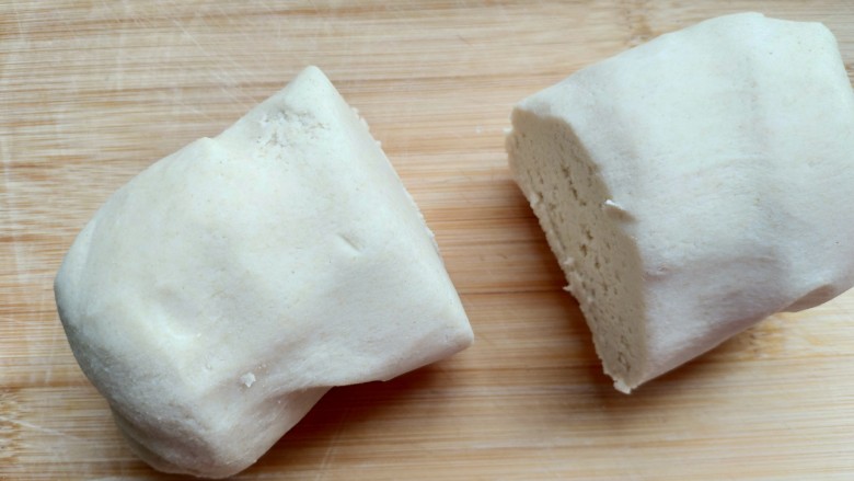 糙米窝头(原味&枣香),揉匀后的粉团分成两份，一份做原味，一份添加红枣。