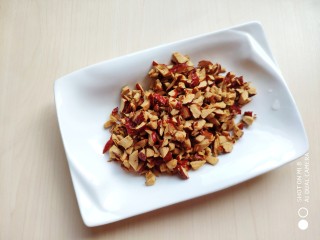 糙米窝头(原味&枣香),然后切成细一点的红枣碎。