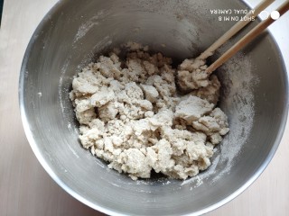 糙米窝头(原味&枣香),开水一边倒一边用筷子搅拌糙米粉，搅拌至糙米粉没有干粉的状态。