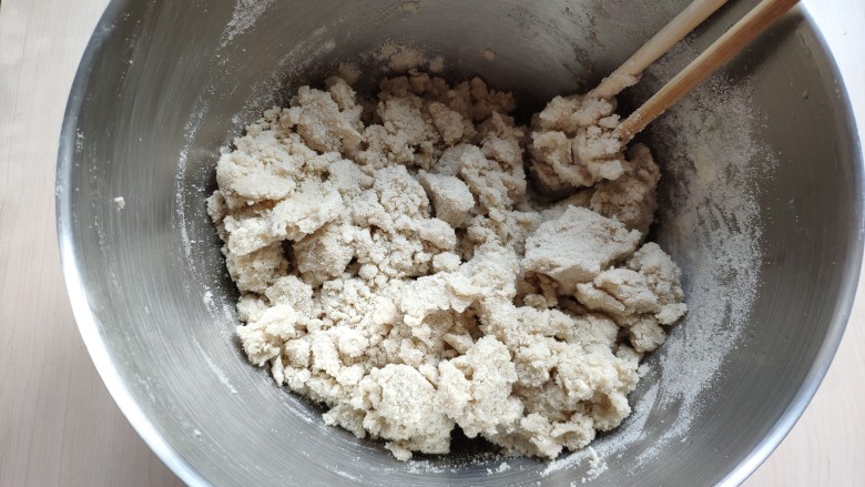 糙米窝头(原味&枣香),开水一边倒一边用筷子搅拌糙米粉，搅拌至糙米粉没有干粉的状态。