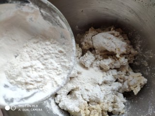 糙米窝头(原味&枣香),然后加入面粉，将干面粉和糙米粉团混合揉匀。