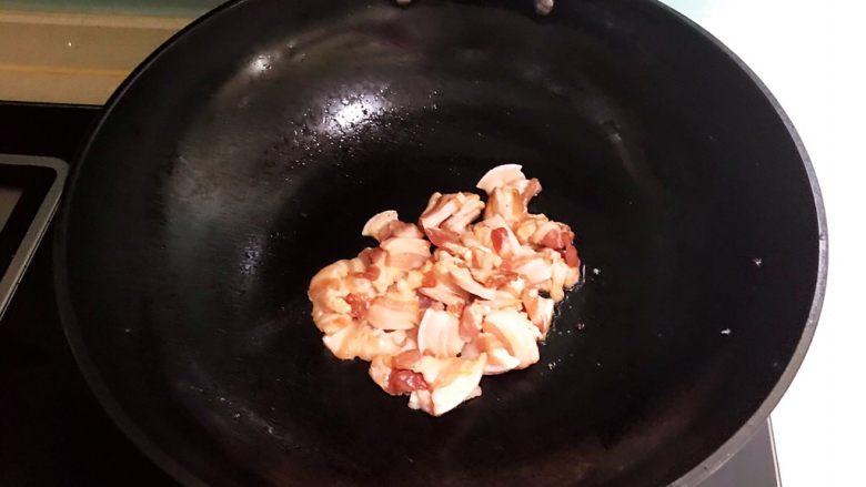 红烧土豆,把腌制好的五花肉放入锅里