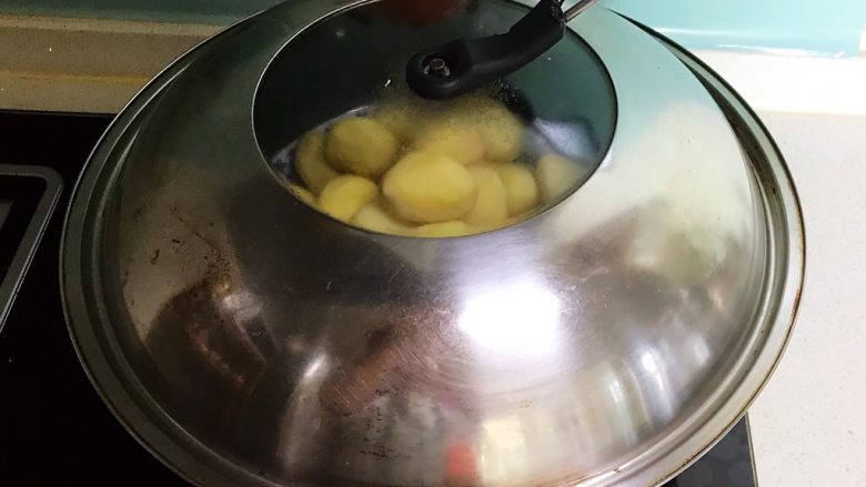 红烧土豆,烧开后蒸20分钟