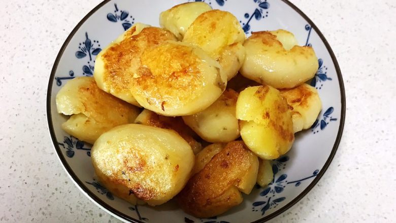 红烧土豆,把煎好的小土豆盛出来