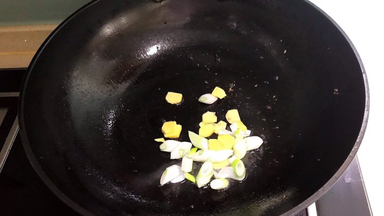 红烧土豆,炒锅加入1小勺玉米油，烧热后加入葱花和姜片，煸炒出香味