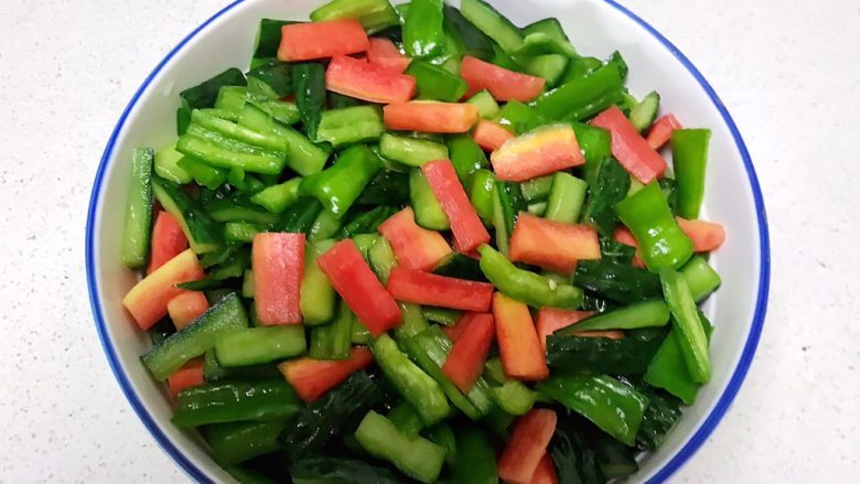 ＃爽口凉菜＃炝拌时蔬小菜,把所有蔬菜捞出来，放入大碗里