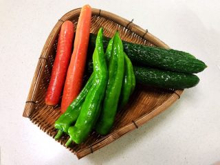 ＃爽口凉菜＃炝拌时蔬小菜,准备食材：黄瓜，胡萝卜，尖椒