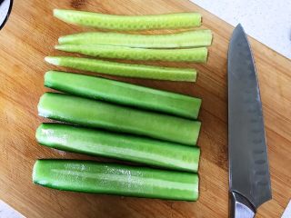 ＃爽口凉菜＃炝拌时蔬小菜,切除瓜瓤，可以使黄瓜口感更加清脆
