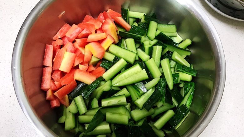 ＃爽口凉菜＃炝拌时蔬小菜,把胡萝卜和黄瓜放入盆里