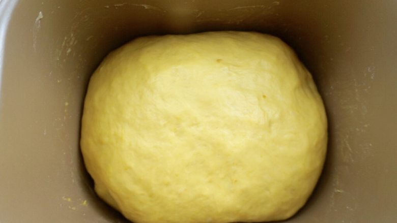 南瓜椰蓉面包条,发酵完毕排气后分割成72克左右一个的团子
