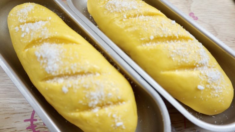 南瓜椰蓉面包条,撒椰蓉送入预热好的烤箱170度18分钟即可