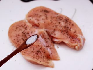 芦笋煎鸡胸肉,这个时候根据个人口味，加入适量的盐调味。
