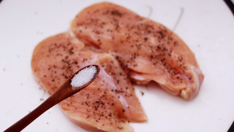 芦笋煎鸡胸肉,这个时候根据个人口味，加入适量的盐调味。